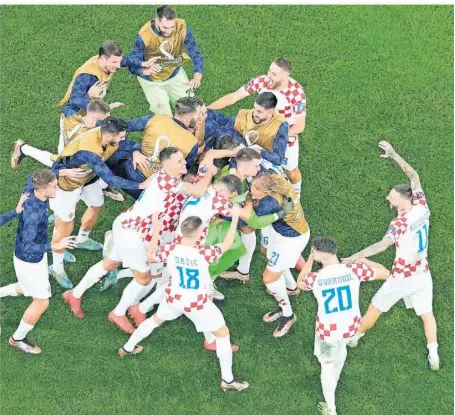 ?? FOTO: PETR DAVID JOSEK/AP ?? Bilden eine echte Einheit: Die Spieler der kroatische­n Nationalma­nnschaft.