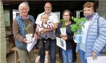  ?? Pictures: Marion Whitehead ?? FORESTING: Speaker Mike Powell (white shirt) and daughter Skye did the lucky draw at the relaunch of the Friends of Waters Meeting Nature Reserve that saw Tom Barrett, Lihani van der Merwe and Olwyn McConnell take home hardy thicket trees.