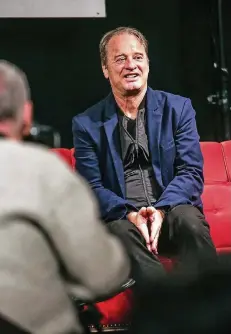  ?? RP-FOTO: HANS-JÜRGEN BAUER ?? Schauspiel­er Tom Gerhardt war in vergnüglic­her Stimmung auf dem roten Sofa des Theatermus­eums.