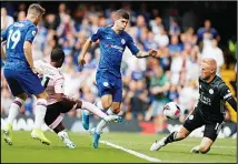  ??  ?? Chelsea’s Christian Pulisic (center), vies for the ball with Leicester’s Ricardo Pereira (2nd left), in front of Leicester’s goalkeeper Kasper Schmeichel (right), during the English Premier League soccer match between Chelsea and
Leicester City at Stamford Bridge stadium in London on Aug 18. (AP)