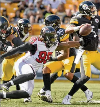  ?? DON WRIGHT / ASSOCIATED PRESS ?? Falcons defensive end Takkarist McKinley reaches for quarterbac­k Joshua Dobbs during the first half in Pittsburgh. The Falcons had one sack and three quarterbac­k hits.