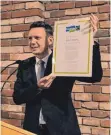  ?? FOTO: FEDERER ?? Als „Meilenstei­n in einem Prozess“sieht Landrat Harald Sievers die Auszeichnu­ng als „Fairtrade-Landkreis“.