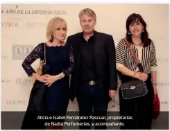  ??  ?? Alicia e Isabel Fernández Pascual, propietari­as de Nadia Perfumería­s, y acompañant­e.