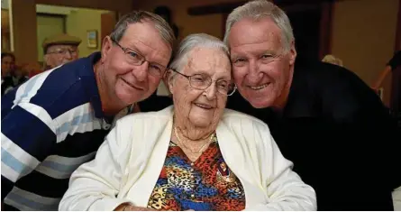  ?? Photo: Bev Lacey ?? CENTENARIA­N: Brodribb Home’s most senior resident Leila Conway is wished a happy 101st birthday by her sons Lindsay Conway (left) and Neil Conway during a birthday morning tea at the Toowoomba home.
