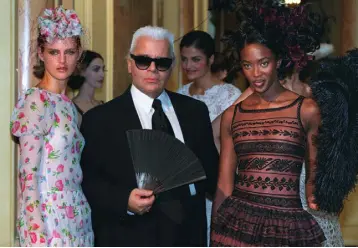  ??  ?? HIGH FASHION: Top British models Naomi Campbell, right, and Stella Tennant pose with Karl Lagerfeld after he presented his Chanel collection in January 1997