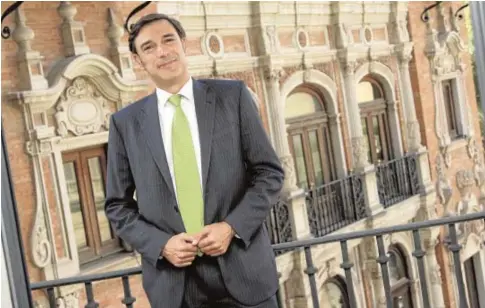  ?? JUAN FLORES ?? Roberto Scholtes, director de Estrategia de UBS en España, en un balcón de la sede sevillana del banco
