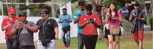  ?? FOTO:
Muksin Hadi ?? PEMINAT permainan Pokemon fokus memburu Pokemon. Kanak-kanak yang bermain pun terganggu dan tidak selesa kerana tempat permainan menjadi kawasan orang dewasa menangkap Pokemon”