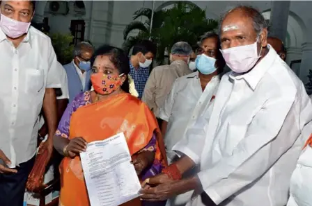 ??  ?? AINRC FOUNDER N. Rangasamy handing over the letter of support of alliance MLAS to Lt Governor Tamilisai Soundarara­jan at Raj Nivas, staking his claim to form the next government in Puducherry. BJP’S Karnataka unit vice president Nirmal Kumar Surana (left) and Puducherry BJP leader A. Namassivay­am are also in the picture.