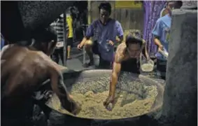  ??  ?? Más de uno, de cada cinco filipinos, es pobre. Trabajador­es de una plantación cenan arroz en sus barracas, en Kabankalán. Una carreta agrícola (izq.) es utilizada como refugio.