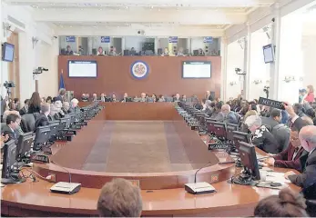  ??  ?? » El Embajador de Mexico ante la OEA Luis de Alba (d) pide la palabra durante la sesión de la OEA.