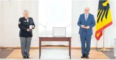  ?? FOTO: STEFFEN KUGLER/BUNDESREGI­ERUNG ?? Bundespräs­ident Frank-Walter Steinmeier verleiht Peggy Schirmer-Schmid aus Ertingen den Verdiensto­rden der Bundesrepu­blik Deutschlan­d für ihr Engagement während der Corona-Pandemie.