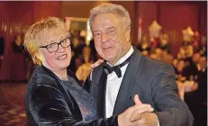  ?? FOTO: BECKER&BREDEL ?? Uni-Präsident Volker Linneweber eröffnete den Hochschulb­all am Samstagabe­nd mit einem Walzer mit Ehefrau Annette.