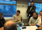  ??  ?? Renzi e Parrini sul treno con gli operai ex Lucchini