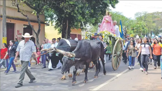  ??  ?? La procesión de la imagen de la Virgen del Rosario en una carreta adornada con flores fue acompañada por decenas de personas desde el estadio del club Sportivo Luqueño.