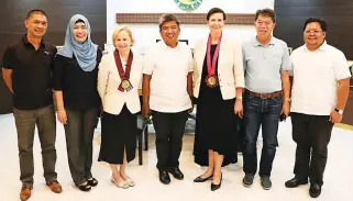  ??  ?? (From left) Former Anak Mindanao Party List Representa­tive Ariel Hernandez, ARMM Executive Secretary Atty Laisa Alamia, Australian Ambassador Amanda Gorely, Regional Governor Mujiv Hataman, Australia’s Minister for Internatio­nal Developmen­t and the...