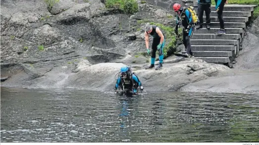  ?? SXENICK / EFE ?? Los equipos de rescate, durante la búsqueda en el río Miño del menor que fue arrastrado por la corriente junto a su padre.