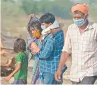  ??  ?? Personas, durante la cremación de un familiar que murió por Covid en Allahabad.