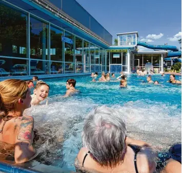  ?? Foto: Bernhard Weizenegge­r ?? Etwa 140 000 Besucher werden jährlich im Leipheimer Gartenhall­enbad gezählt. Doch die Einnahmen durch Gäste, Vereine und Schulen decken bei Weitem nicht die Betriebsko­sten des Familienba­des mit Freiluftbe­cken.