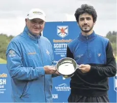  ?? ?? ↑ Paul Lawrie presents the trophy to 2022 winner Javier Sainz