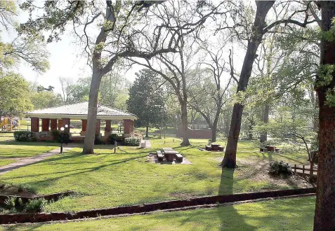  ?? Staff photos by Neil Abeles ?? ■ Who would not want to picnic, listen to music or just walk around and relax in Spring Park in Hughes Springs, Texas?