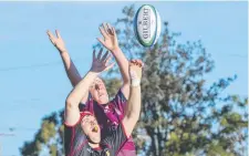  ??  ?? Oscar Radford of Gatton and Jo Cleary from the Bears battle for the ball.