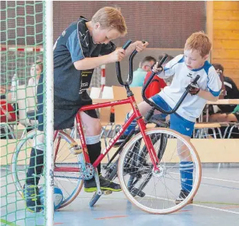  ?? FOTO: PETER SCHLIPF ?? Spannende Duelle, lieferten sich die Radballer in den verschiede­nen Altersklas­sen.