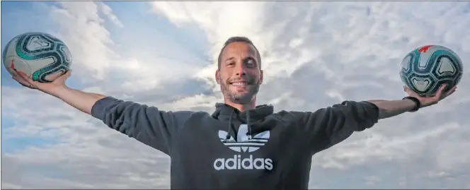  ??  ?? Sergio Canales posa sonriente para AS en la Ciudad Deportiva Luis del Sol tras uno de los entrenamie­ntos de esta semana a las órdenes de Rubi.