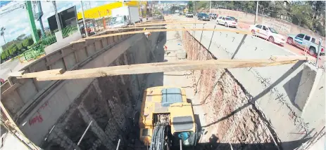  ??  ?? PROYECTO. El túnel, una moderna solución vial de Jacaleapa, será terminada este mes. También se habilita un paso similar peatonal.