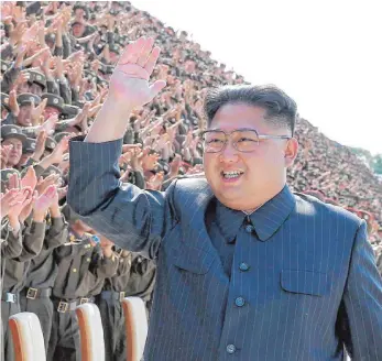  ?? FOTO: STR ?? Der Diktator lässt sich von Getreuen feiern: Kim Jong-un paradiert vor Mitglieder­n der Jugendorga­nisation der Koreanisch­en Volksarmee.