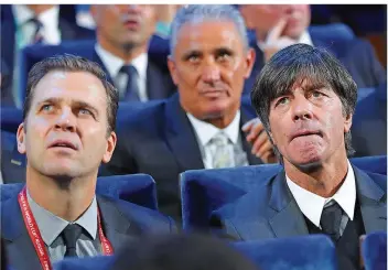  ?? FOTO: ESPECIAL/DPA ?? Gespannt schauen Teammanage­r Oliver Bierhoff und Joachim Löw bei der Auslosung der WM-Gruppen im Moskauer Kreml auf das Geschehen. Mit den drei Vorrunden-Gegnern konnten beide am Ende gut leben.