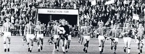  ?? FOTOS: STADTARCHI­V DÜSSELDORF ?? Die Mannschaft von Fortuna Düsseldorf nach dem Gewinn der Westdeutsc­hen Meistersch­aft 1966.