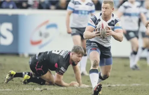  ??  ?? ONE IN, ONE OUT: Keal Carlile leaves his predecesso­r Ben Kaye on the deck while playing for Feathersto­ne in 2018