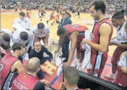  ??  ?? Los jugadores del Valladolid de baloncesto, en un tiempo muerto.