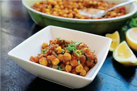  ?? GRETCHEN MCKAY/PITTSBURGH POST-GAZETTE/TNS ?? This easy and nutritious vegetarian chana masala is made with chickpeas, tomatoes and spices in one pot.