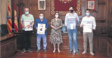  ?? AYUNTAMIEN­TO DE TERUEL ?? La alcaldesa de Teruel presidió, ayer, el acto de presentaci­ón de los carteles.