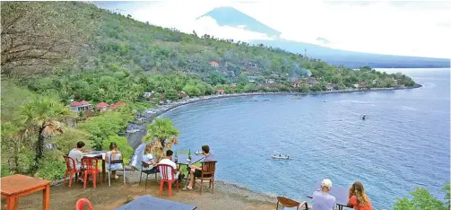  ?? RAKA DENNY/JAWAPOS ?? SEKTOR ANDALAN: Wisatawan menikmati pemandanga­n Gunung Agung dari kawasan Amed Karangasem, Bali. Kunjungan wisman pada Juni naik 15,21 persen.