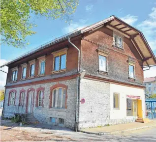  ?? FOTO: PETER MITTERMEIE­R ?? Der Weilerer Bahnhof ist im Jahr 1893 gebaut worden, er ist als Denkmal eingestuft. Das Gebäude ist allerdings zunehmend in einem unansehnli­chen Zustand.