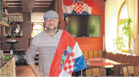  ?? FOTO: THERESA GNANN ?? Der Kroate Renato Cibok lädt auch am Sonntag wieder zum Public-Viewing in das Gasthaus Bären ein.