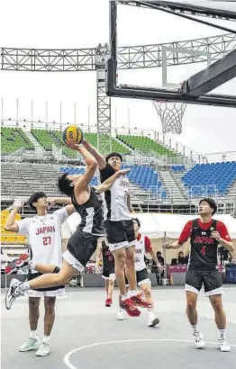  ?? Philip Fong / AFP ?? Partido de baloncesto en Tokio entre dos combinados japoneses.