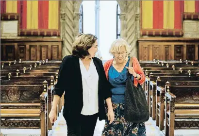  ?? @ADACOLAU ?? Ada Colau y Manuela Carmena en el Saló de Cent del Ayuntamien­to en las vísperas del pregón de la Mercè