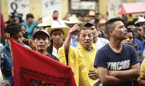  ?? Foto: AFP/Johan Ordónez ?? Der Druck ist noch nicht stark genug: Indigene verlangen den Rücktritt von Präsident Jimmy Morales.