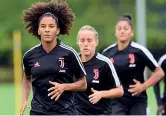  ?? (Getty Images) ?? In campo
Sara Gama, capitano anche dell’italia di Milena Bertolini, guida le juventine in allenament­o. Per le ragazze ripresa in salita