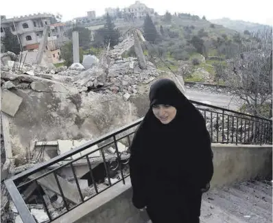  ?? Hasan Fneich / AFP ?? Una mujer palestina revisa los daños en su casa, en Gaza, tras un bombardeo israelí.