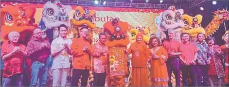  ?? ?? Shafie (fifth left) officiatin­g the Warisan Kota Kinabalu division Chinese New Year celebratio­n.