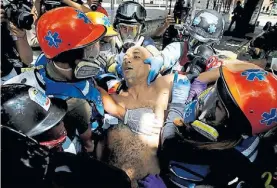  ?? REUTERS ?? Auxilio. Un herido durante una represión policial en Caracas.