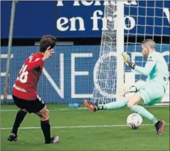  ??  ?? Javi Martínez, en el gol que abría el marcador ante el Valencia.