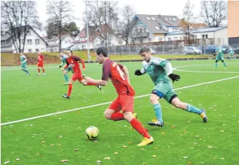  ?? FOTO: MICHAEL PANZRAM ?? Der FC Isny (grüne Trikots) hat sich mit 3:1 gegen den SV Kressbronn durchgeset­zt.