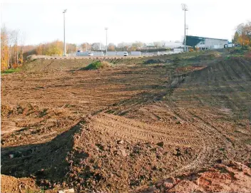  ?? FOTO: HEIKO LEHMANN ?? Der Bau eines Parkplatze­s vor dem Stadion an der Kaiserlind­e ist für die SV Elversberg ein ganz wichtiges Projekt. Bei Spitzenspi­elen fehlten nämlich viele Parkplätze. Bei dem Projekt gab es aber viel zu beachten.