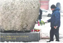  ?? ?? Un opositor deposita flores en memoria a Alexéi Navalni, en un monumento de San Petersburg­o a víctimas de represión. AFP