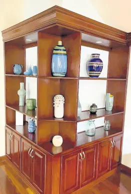  ?? ?? Specially designed, this built-in shelf and cabinet unit wraps around the wall.